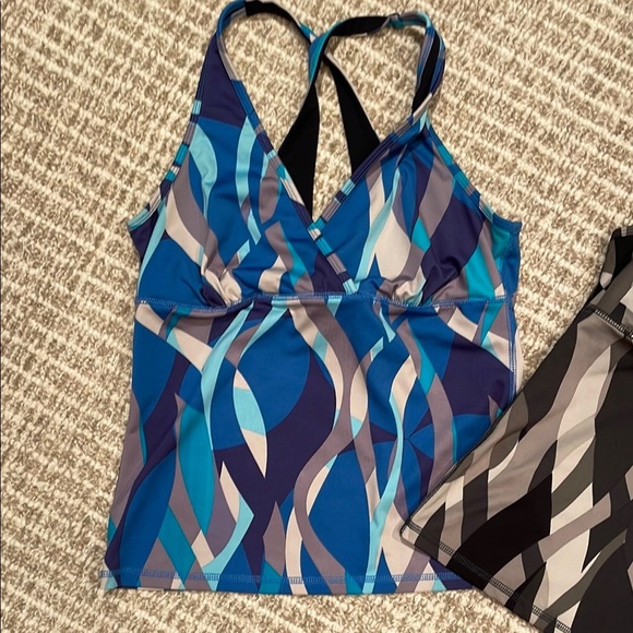 IN MOTION Blue and Black Patterned Women's Athletic tops Sz M - Picture 3 of 6